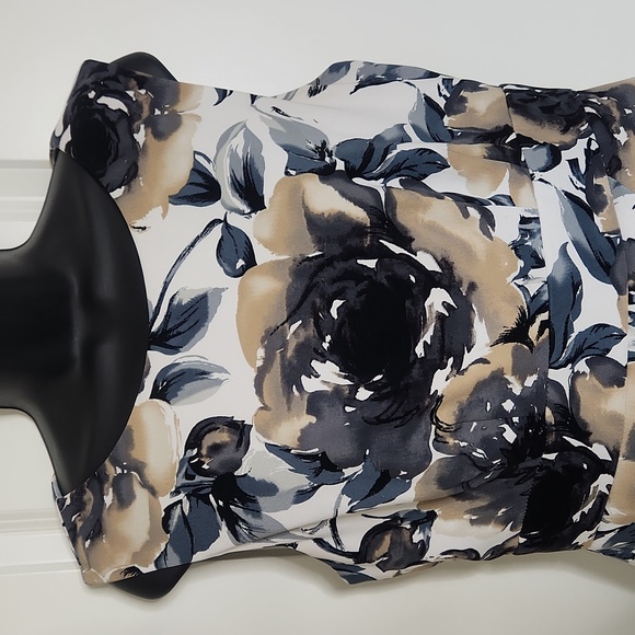 Sleeveless Floral Lined Dress - Picture 3 of 9